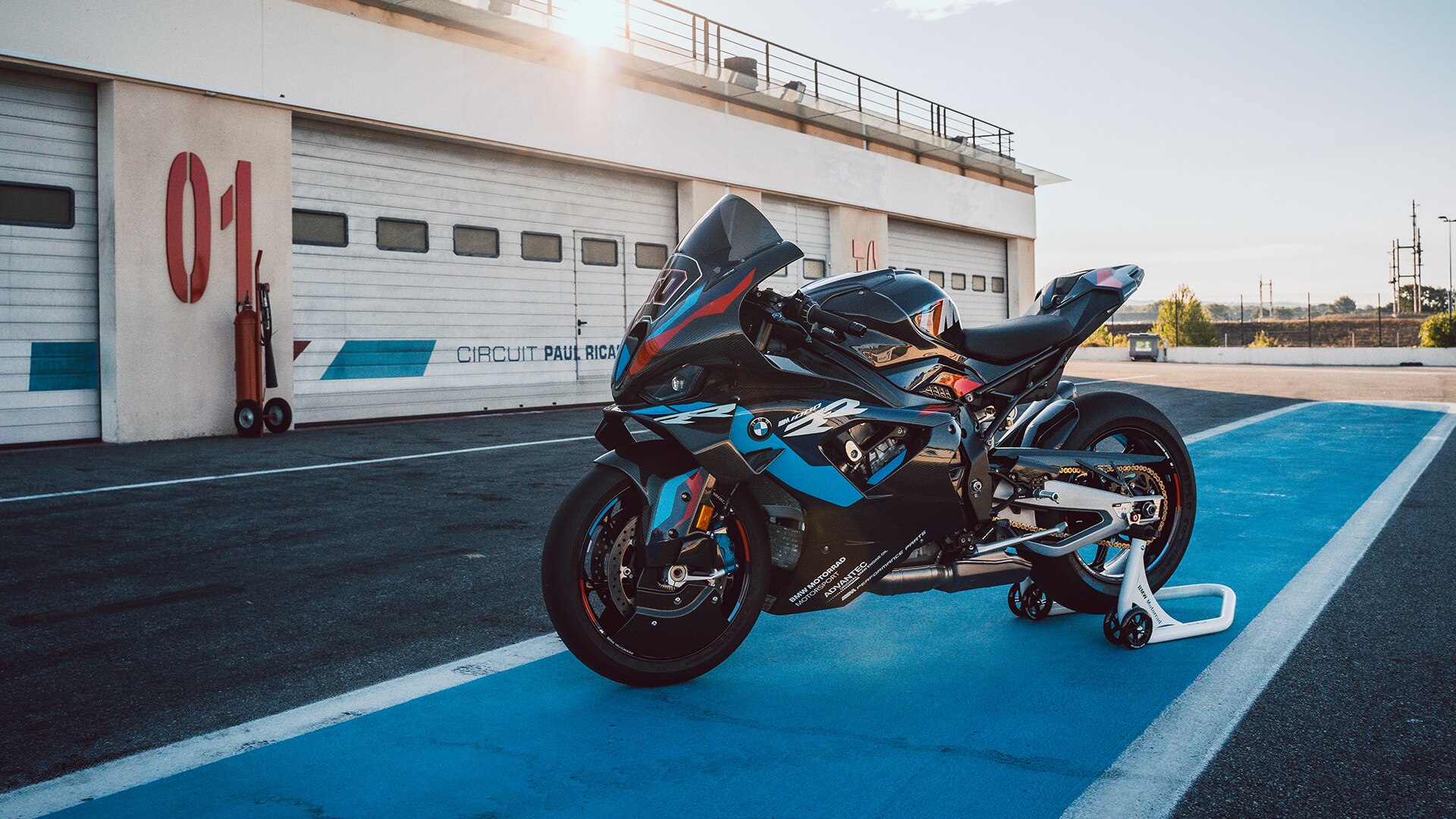 Videoclip YouTube cu M 1000 RR, motocicleta Superbike pentru pista de curse de la BMW Motorrad