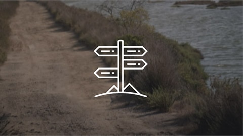 Pictograma BMW Motorrad Adventure World, care înfățișează un indicator de drum cu mai multe direcții