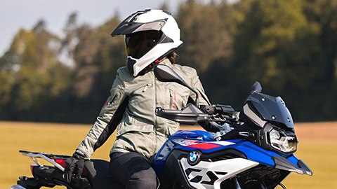 Doi biker-i admiră panorama, așezați pe motocicletele lor GS