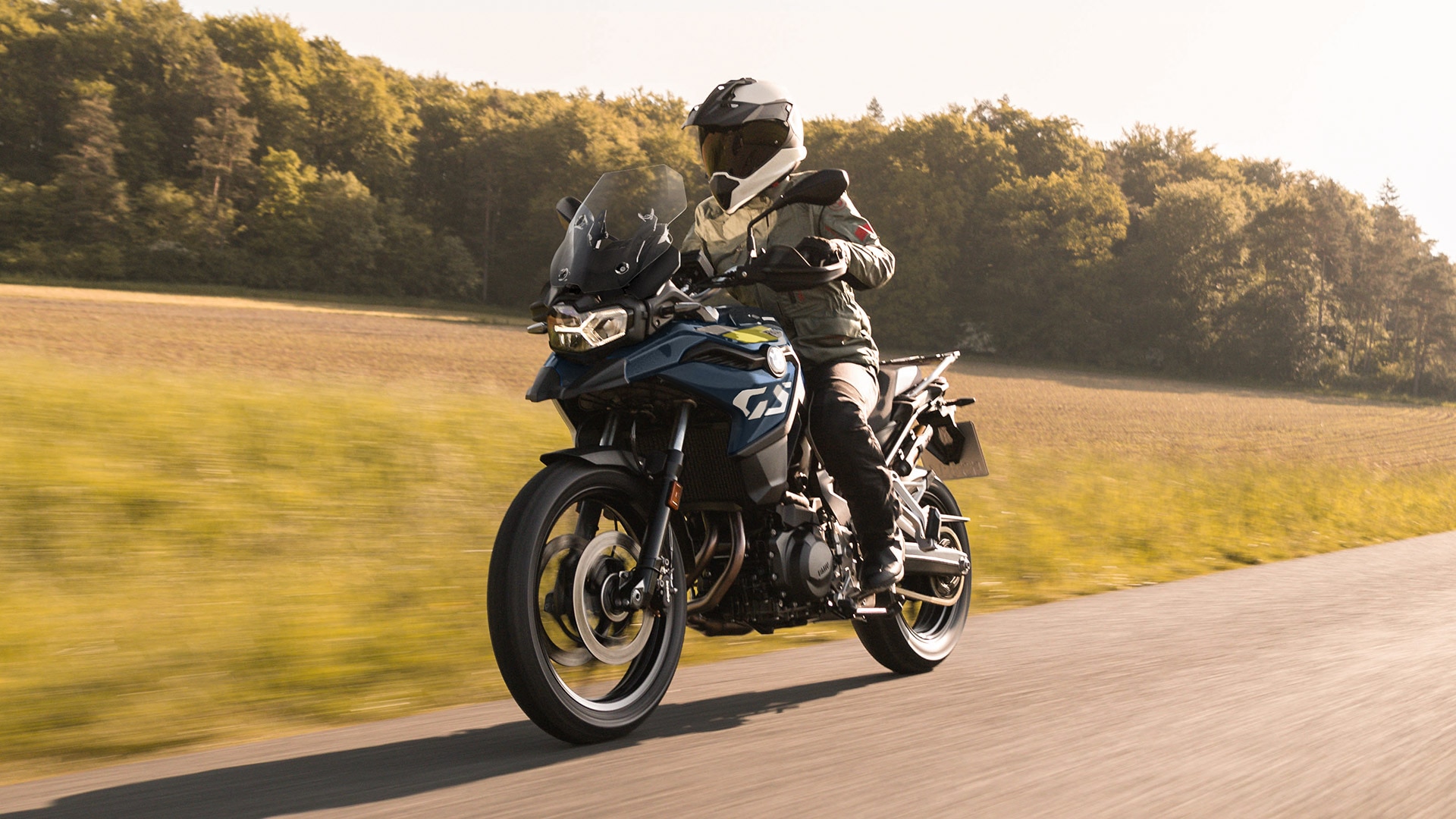 Modelul BMW F 800 GS deplasându-se pe un drum de țară