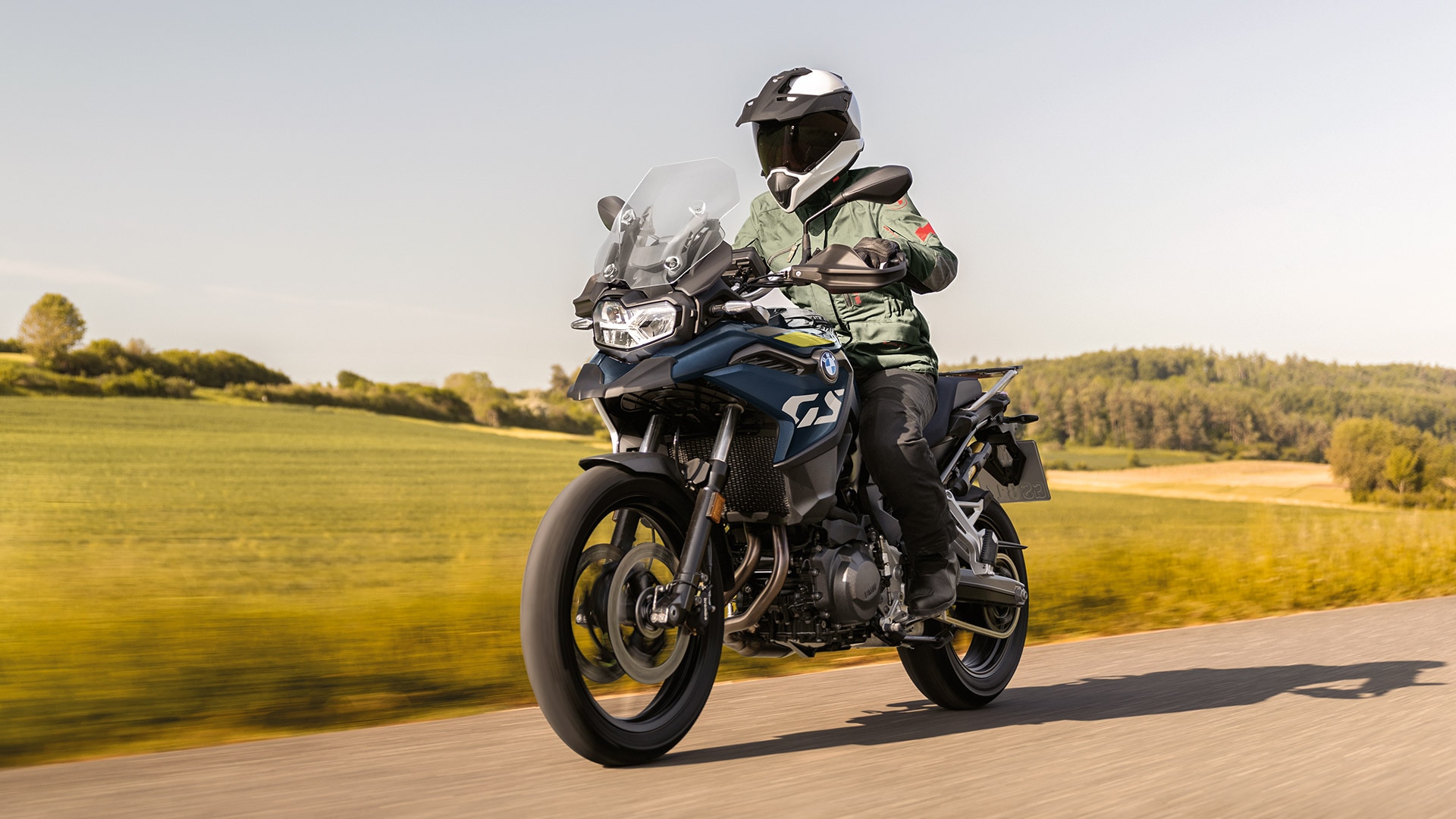 Modelul BMW F 800 GS deplasându-se pe un drum de țară