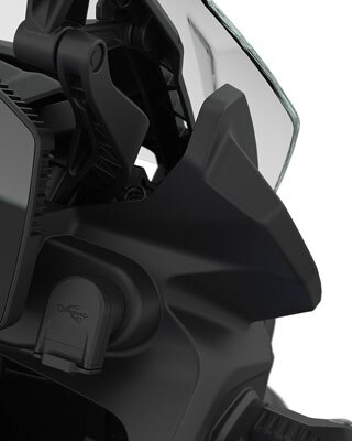 We see the windscreen and USB port of the F 850 GS.