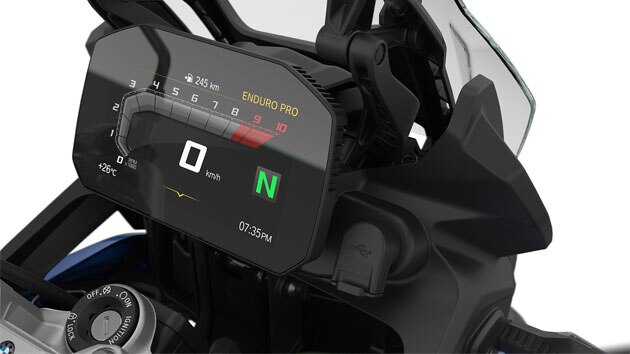 We see the windscreen and USB port of the F 850 GS.