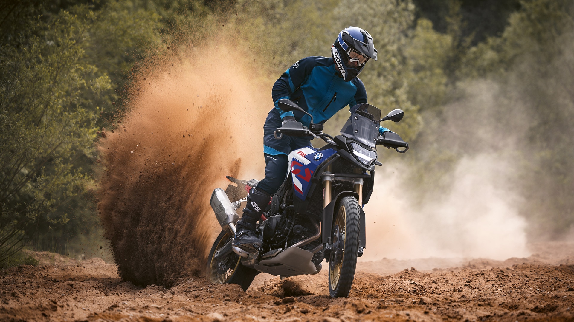 Modelul BMW F 900 GS deplasându-se prin nisip.