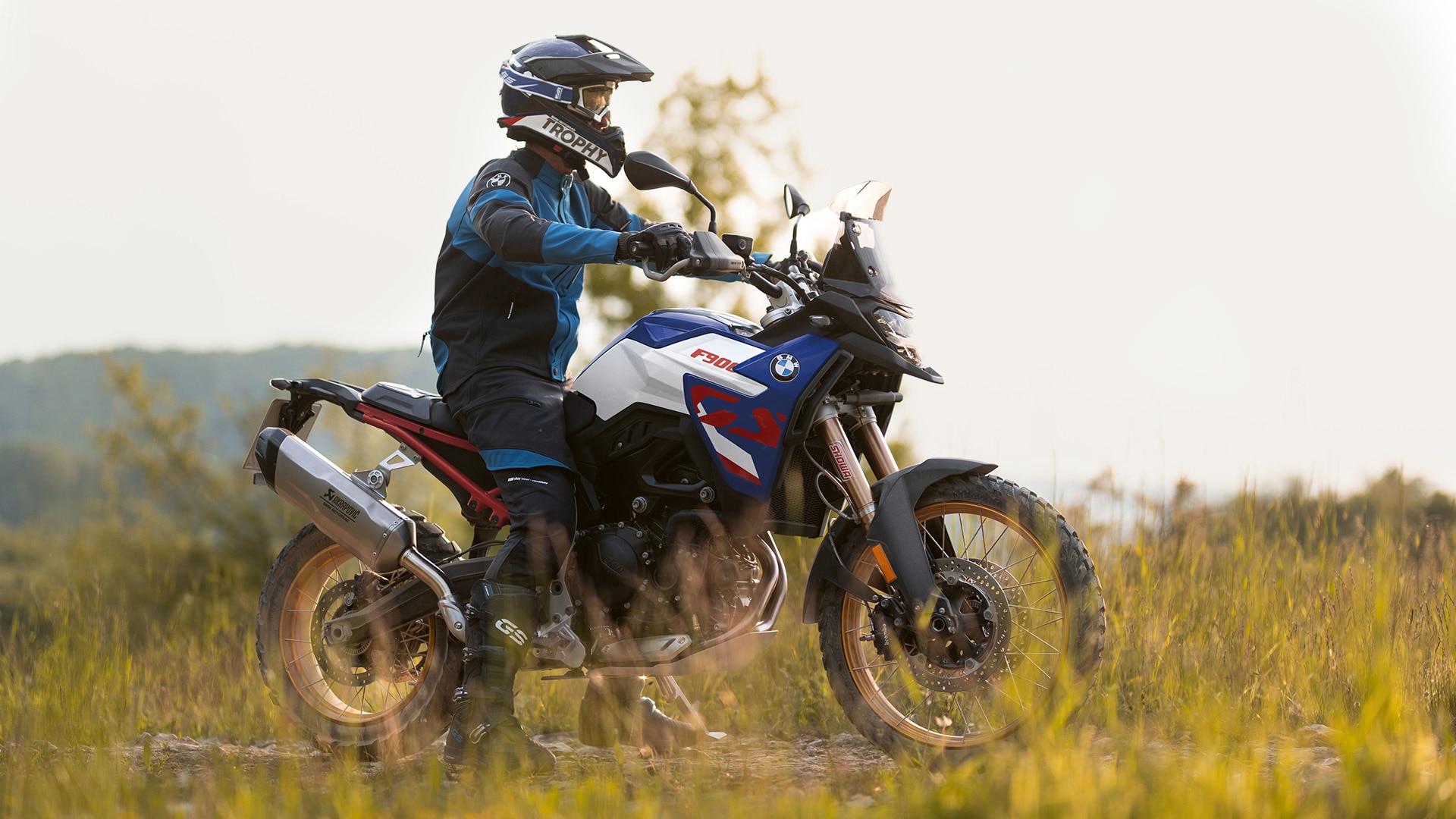 Modelul F 900 GS staționând pe o pajiște