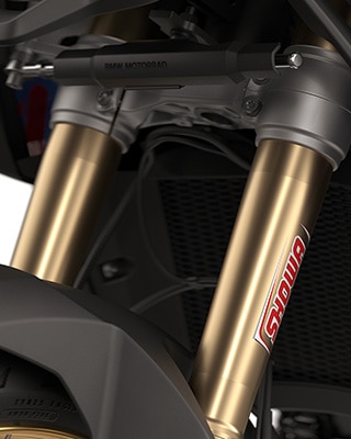 Modelul F 900 GS de la BMW Motorrad cu pachetul Enduro Pro, inclusiv șasiu sport.