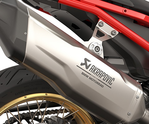Modelul F 900 GS de la BMW Motorrad cu toba de eșapament finală Akrapovič
