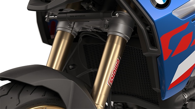 Modelul F 900 GS de la BMW Motorrad cu pachetul Enduro Pro, inclusiv șasiu sport.