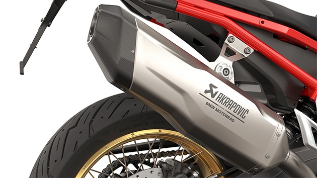 Modelul F 900 GS de la BMW Motorrad cu toba de eșapament finală Akrapovič
