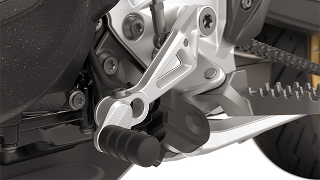 Pedala schimbătorului de viteze și maneta de frână reglabile sunt dotări standard pentru modelul F 900 GS de la BMW Motorrad