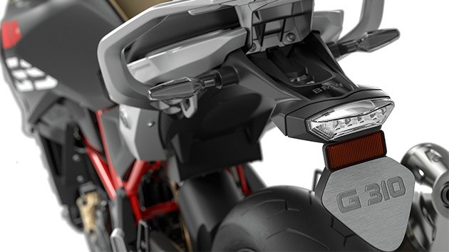 În imagine vedem suportul pentru plăcuța de înmatriculare de la modelul F 310 GS.