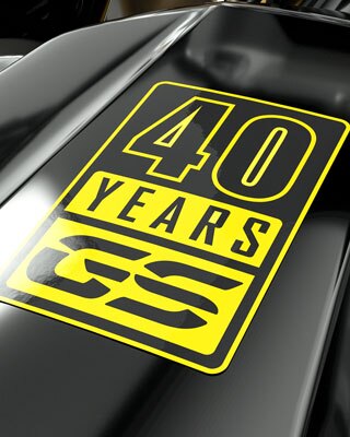 În imagine vedem stickerul de culoare galbenă 40 de ani GS în prim-plan.