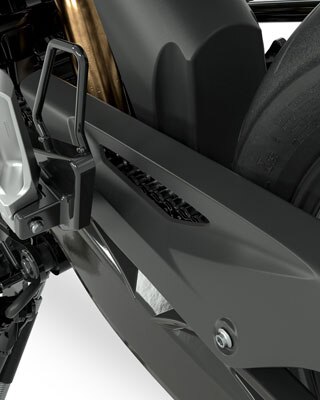În imagine vedem bascula, apărătoarea de lanț și scărițele modelului G 310 GS, din lateral.