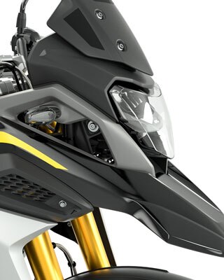 În imagine vedem lateralul părții din față a modelului G 310 GS, cu accent pe parbrizul în nuanță de negru.