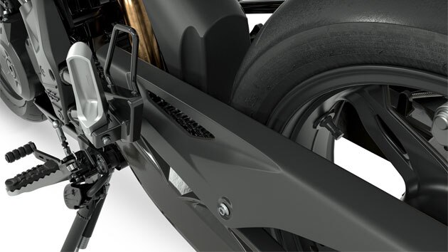 În imagine vedem bascula, apărătoarea de lanț și scărițele modelului G 310 GS, din lateral.