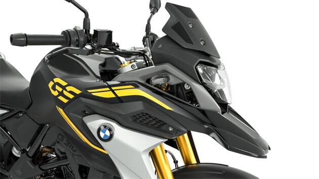 În imagine vedem lateralul părții din față a modelului G 310 GS, cu accent pe parbrizul în nuanță de negru.