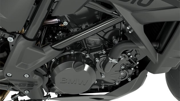 În imagine vedem blocul motor complet negru cu inscripția G 310.