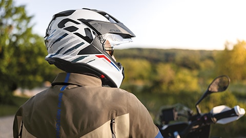 O persoană stă pe motocicleta sa BMW R 12 și admiră panorama