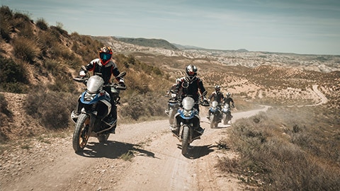 Unul sau mai mulți Expedition Leader pe R 1300 GS exersează împreună o manevră de pilotaj
