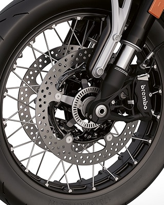 Roțile cu spițe opționale în auriu și negru ale modelului R 12 de la BMW Motorrad