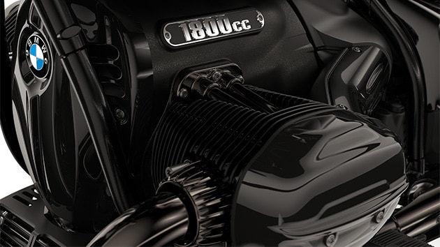 Impunătorul motor boxer al modelului R 18 B.