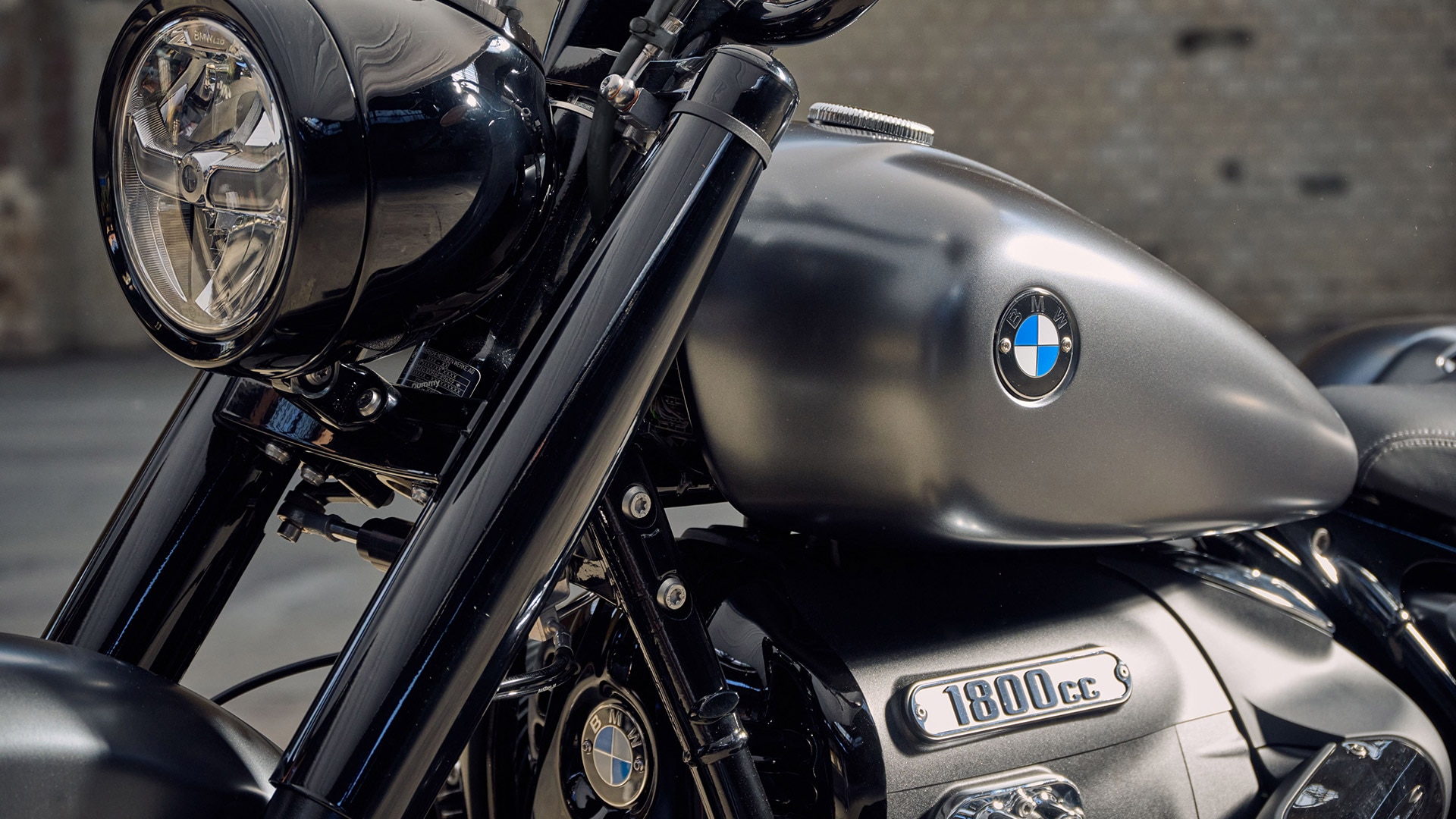Stilul suveran al R 18 Roctane este susținut de accente de culoare Dark Chrome și componente de culoare închisă