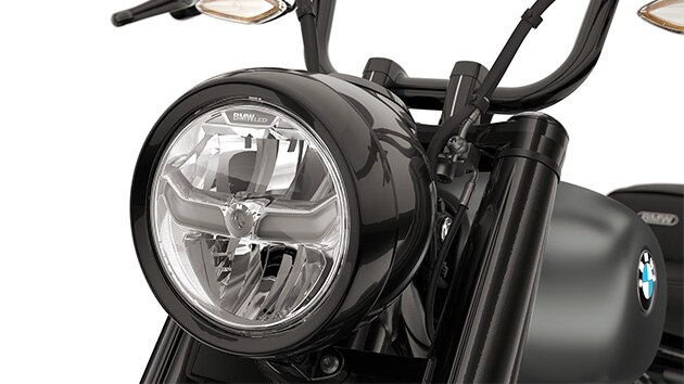 Imagine în detaliu a farului rotund cu LED-uri echipat pe R 18 Roctane de la BMW Motorrad