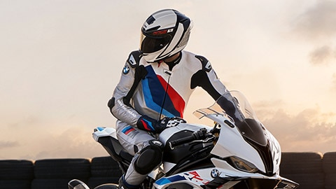 Costumul M Pro Race Comp de la BMW Motorrad