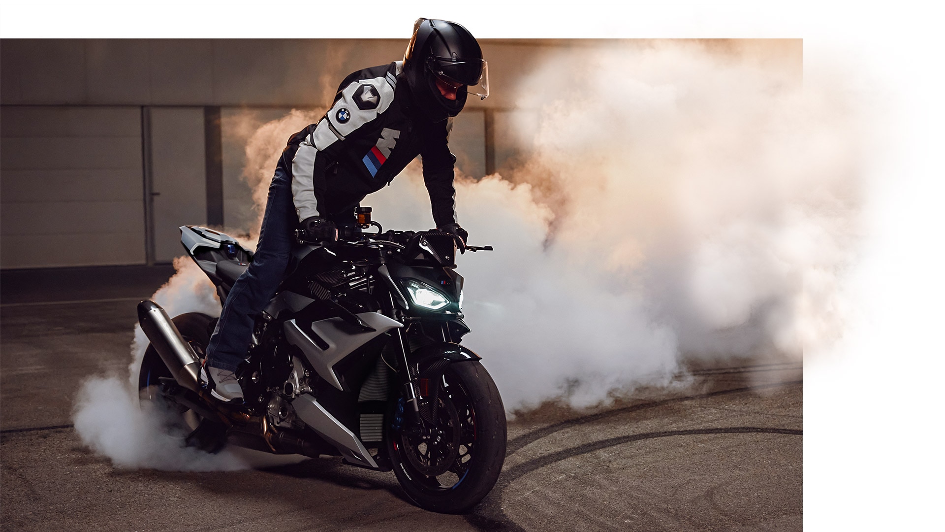 Un motociclist pe M 1000 R de la BMW Motorrad cu anvelope fumegânde
