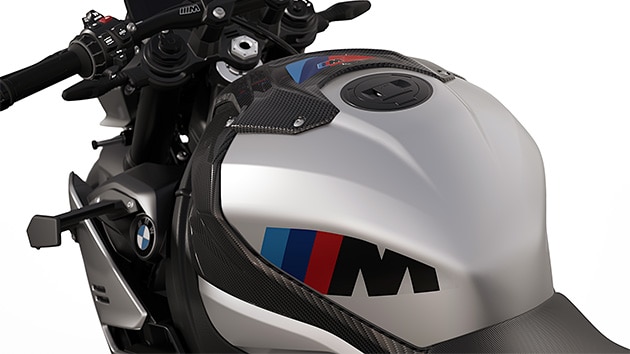 Rezervorul modelului M 1000 R de la BMW Motorrad cu bandă M colorată