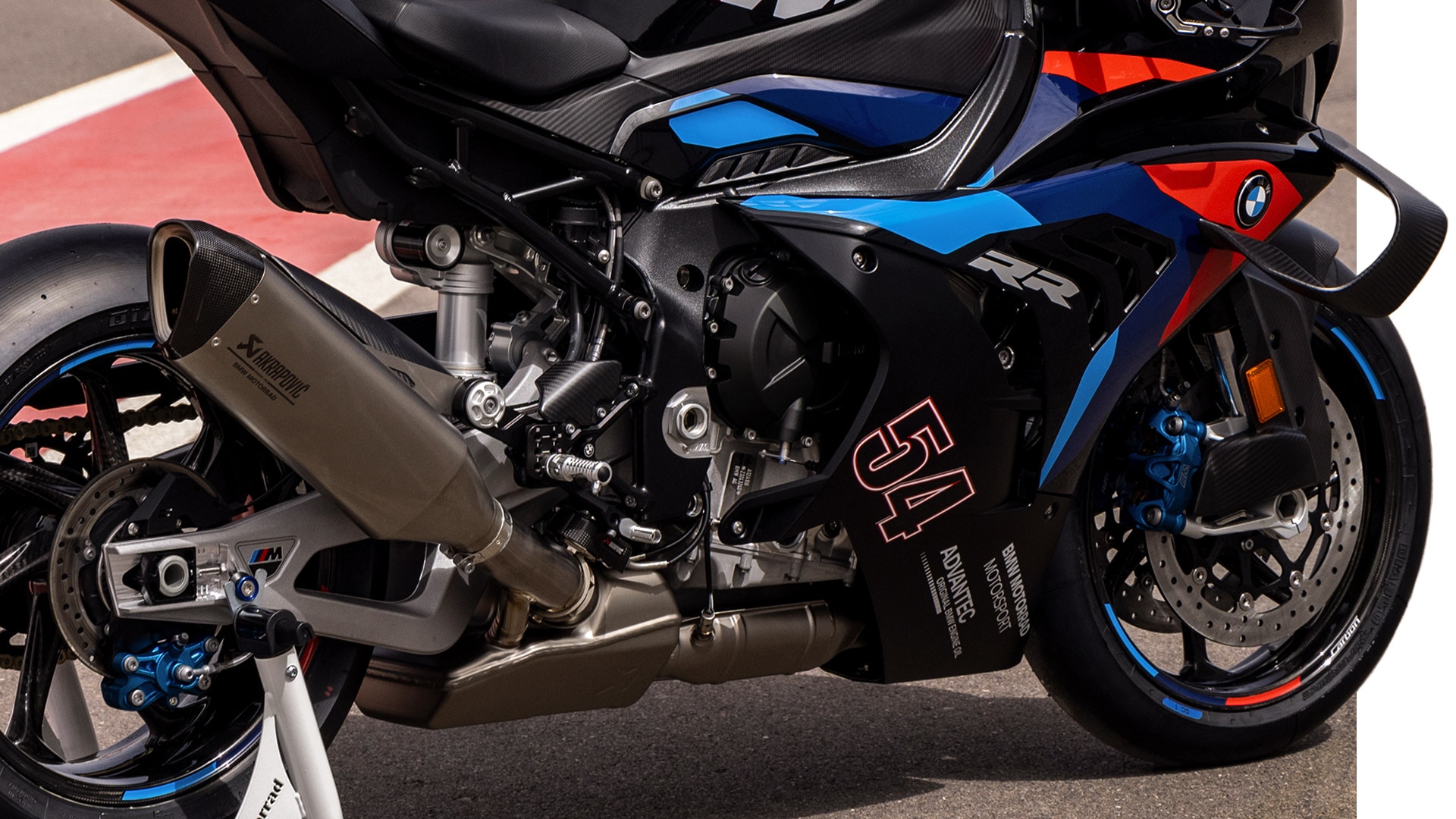 Images of the redesigned cylinder head of the BMW M 1000 RR