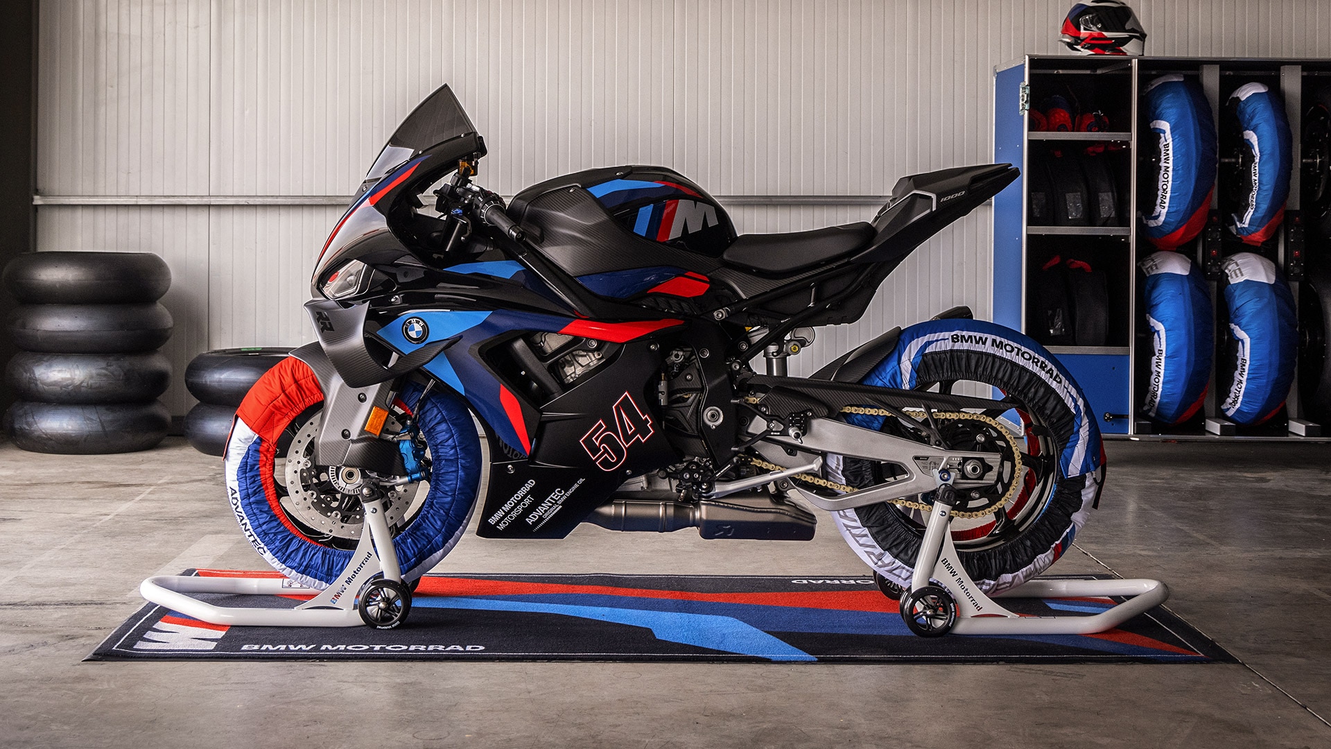 M 1000 RR de la BMW Motorrad pe un stand pentru motocicletă într-un garaj