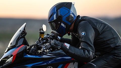 Jacheta și pantalonii Hotlap de la BMW Motorrad pentru piloții axați pe performanță