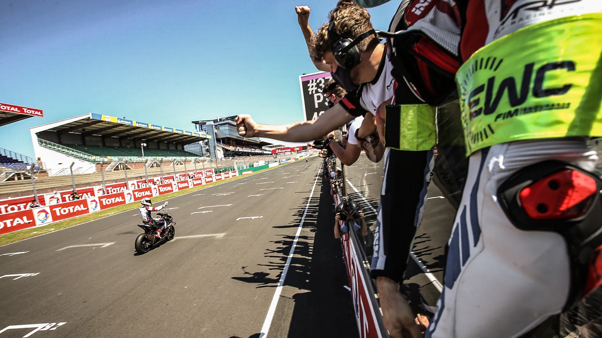 Mai multe motociclete de curse în mers pe pista de curse