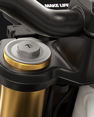 Furca inversată de 43 mm, de culoare aurie, a modelului F 450 R de la BMW Motorrad