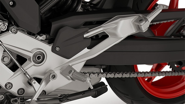 Suporturi pentru picioare și pedale frezate la F 900 R de la BMW Motorrad