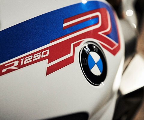 BMW R 1250 R în Style Sport cu rezervorul în prim-plan