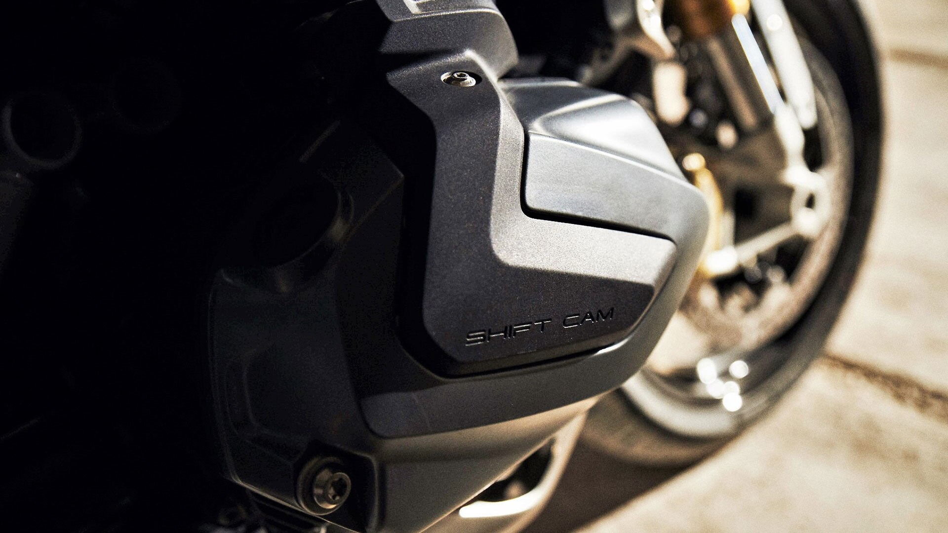 BMW R 1250 R with detailed view of the cylinder head cover and the ShiftCam model inscription