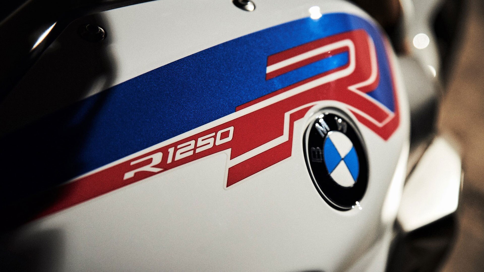 BMW R 1250 R în Style Sport cu rezervorul în prim-plan