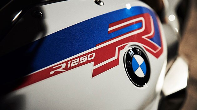 BMW R 1250 R în Style Sport cu rezervorul în prim-plan