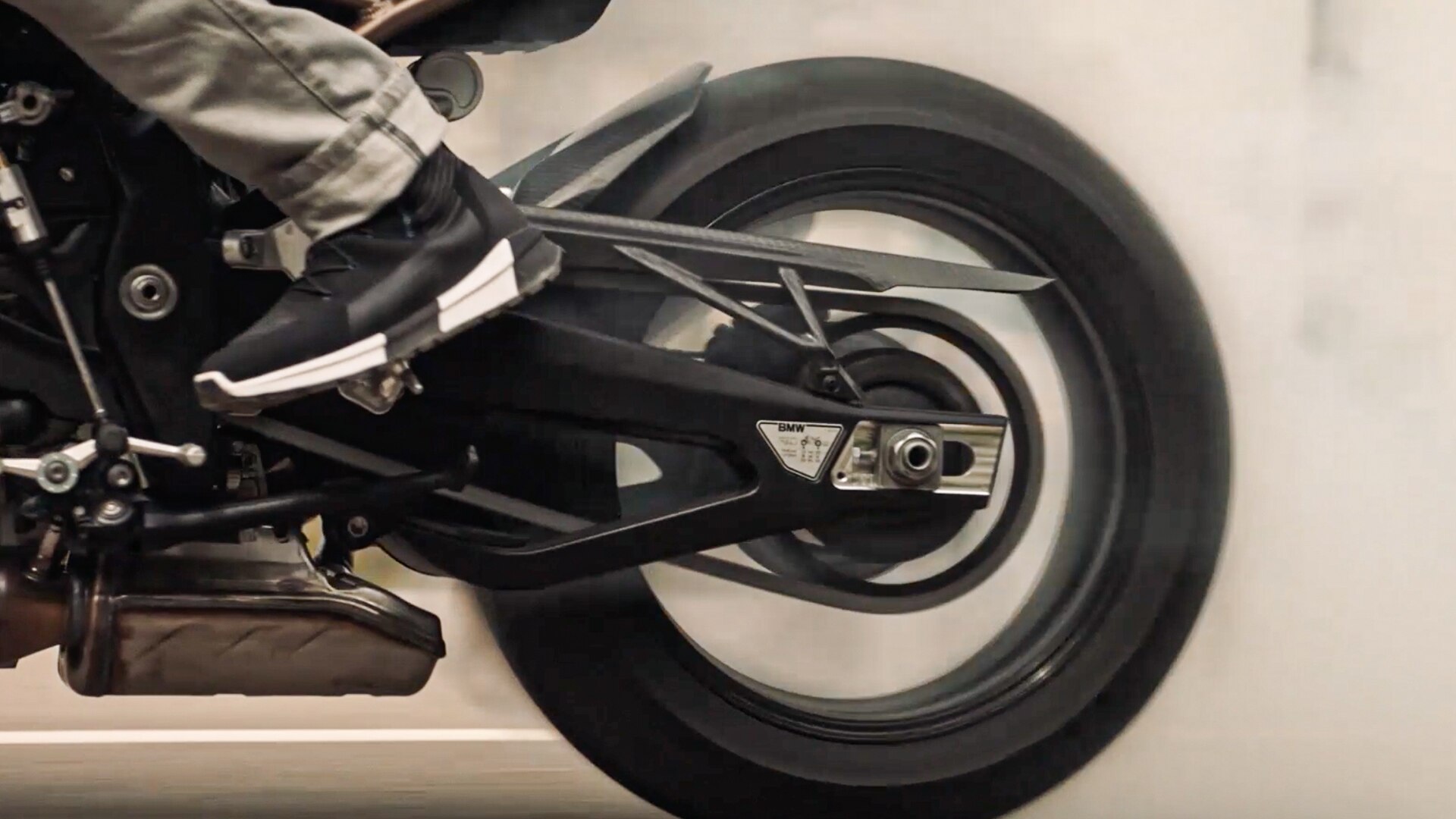 Vedem o imagine o secvență de conducere a motocicletei S 1000 R.