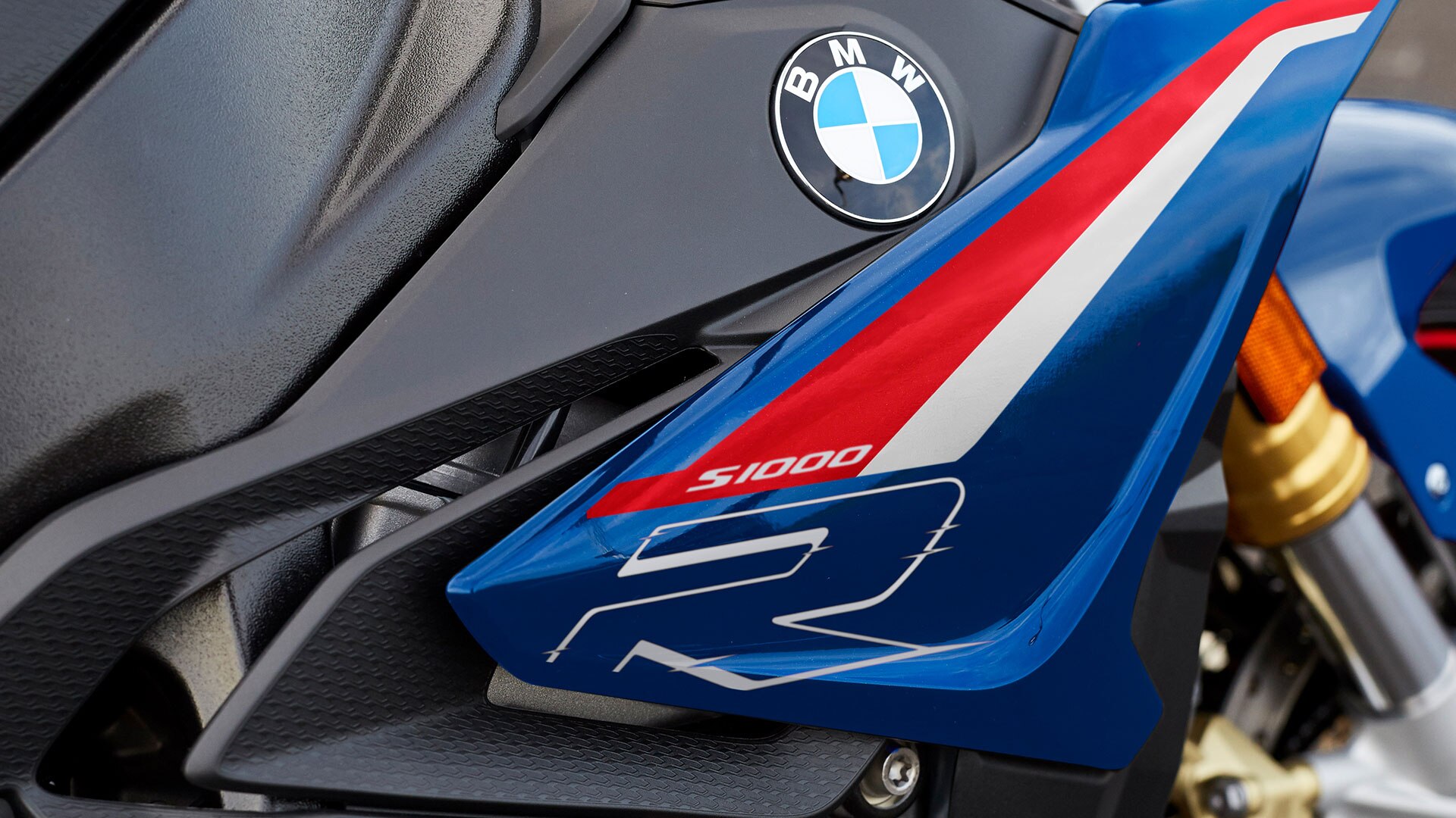 S 1000 R logoul „R”