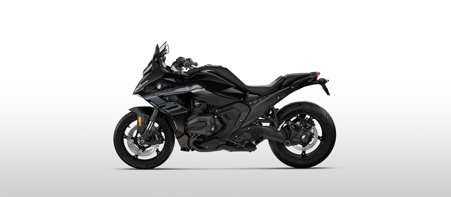 Modelul R 1300 RS Triple Black de la BMW Motorrad în negru Storm metalizat