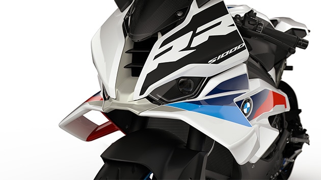 Vedere frontală dinamică și parbriz înalt ale modelului S 1000 RR