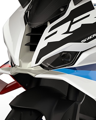 Vedere frontală dinamică și parbriz înalt ale modelului S 1000 RR