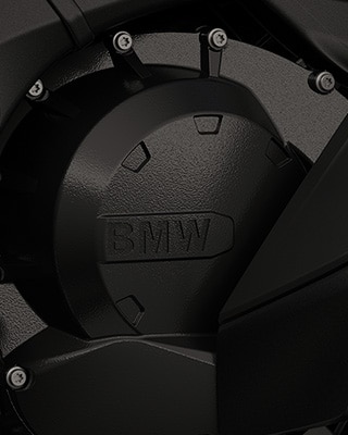 Focalizare pe motorul cu șase cilindri.