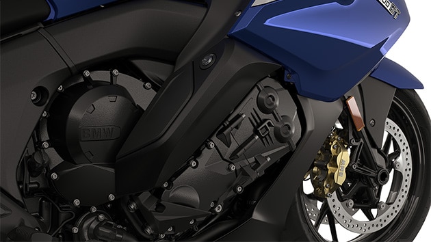 Focalizare pe motorul cu șase cilindri.