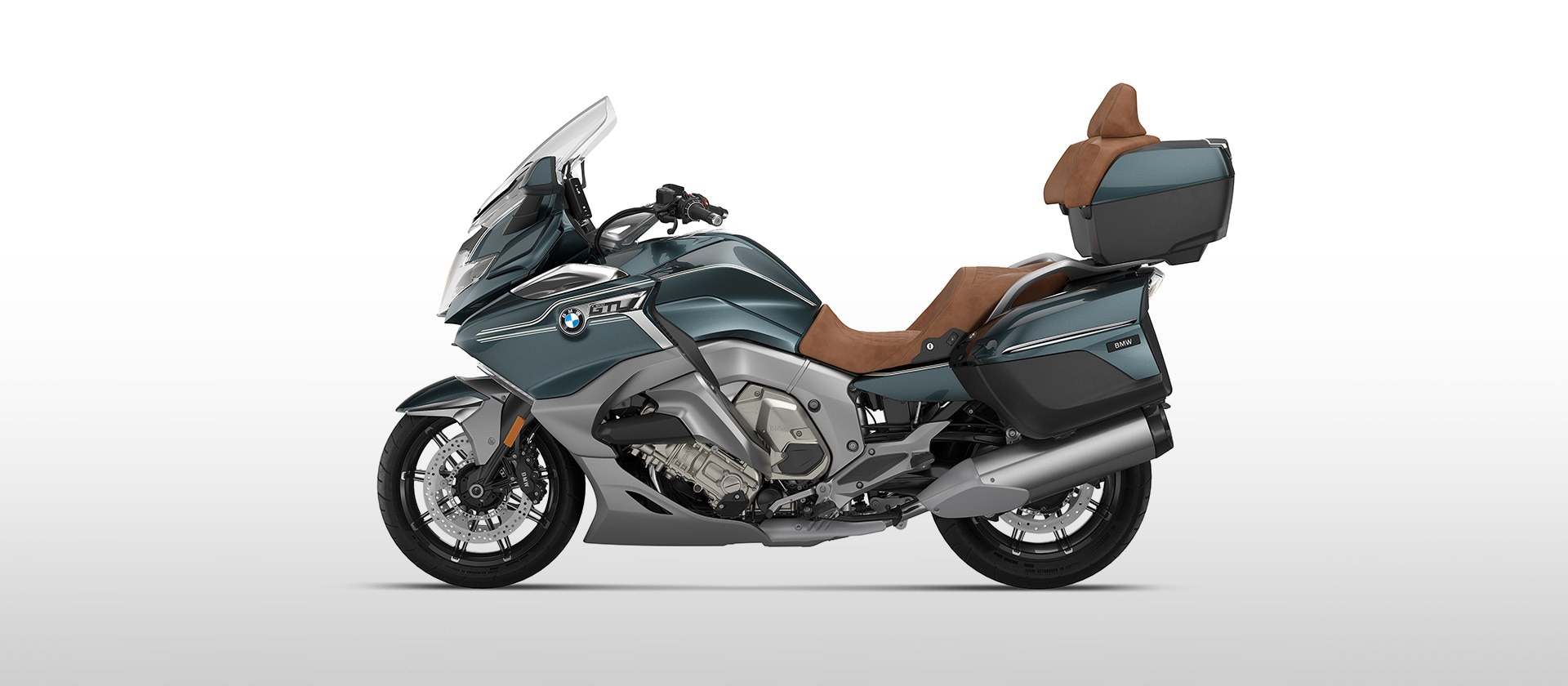 Modelul BMW K 1600 GTL în albastru Ridge Mountain metalizat cu liniere