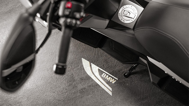 C 400 GT de la BMW Motorrad cu spoturi încastrate în podea și proiecție logo