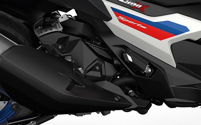 Vedem motorul monocilindru cu ardere internă al modelului C 400 X.